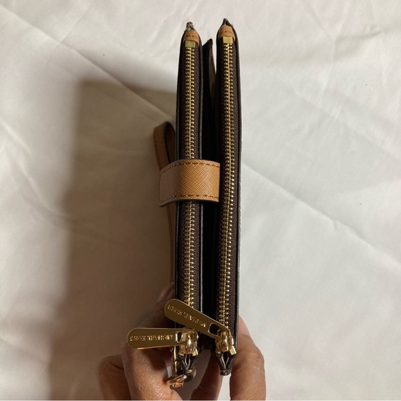 🔥🔥🔥Price Drop $45 MICHAEL KORS
Adele Logo Smartphone Wallet: Brown 🔥🔥🔥 - Picture 6 of 11